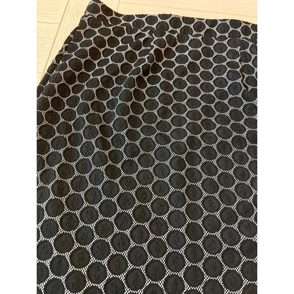Elle black & white geometric print, knee length straight skirt. Poly, spandex. M - Picture 7 of 7